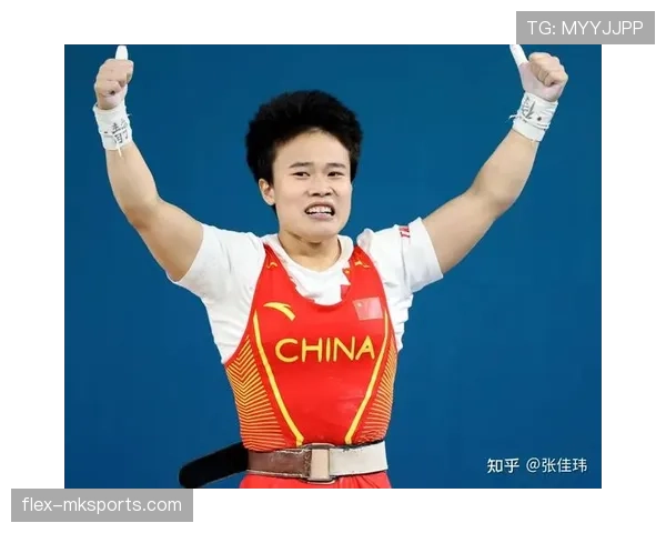 侯志慧举重像要掰开天，逛街结账那一刻竟然成了温柔路人